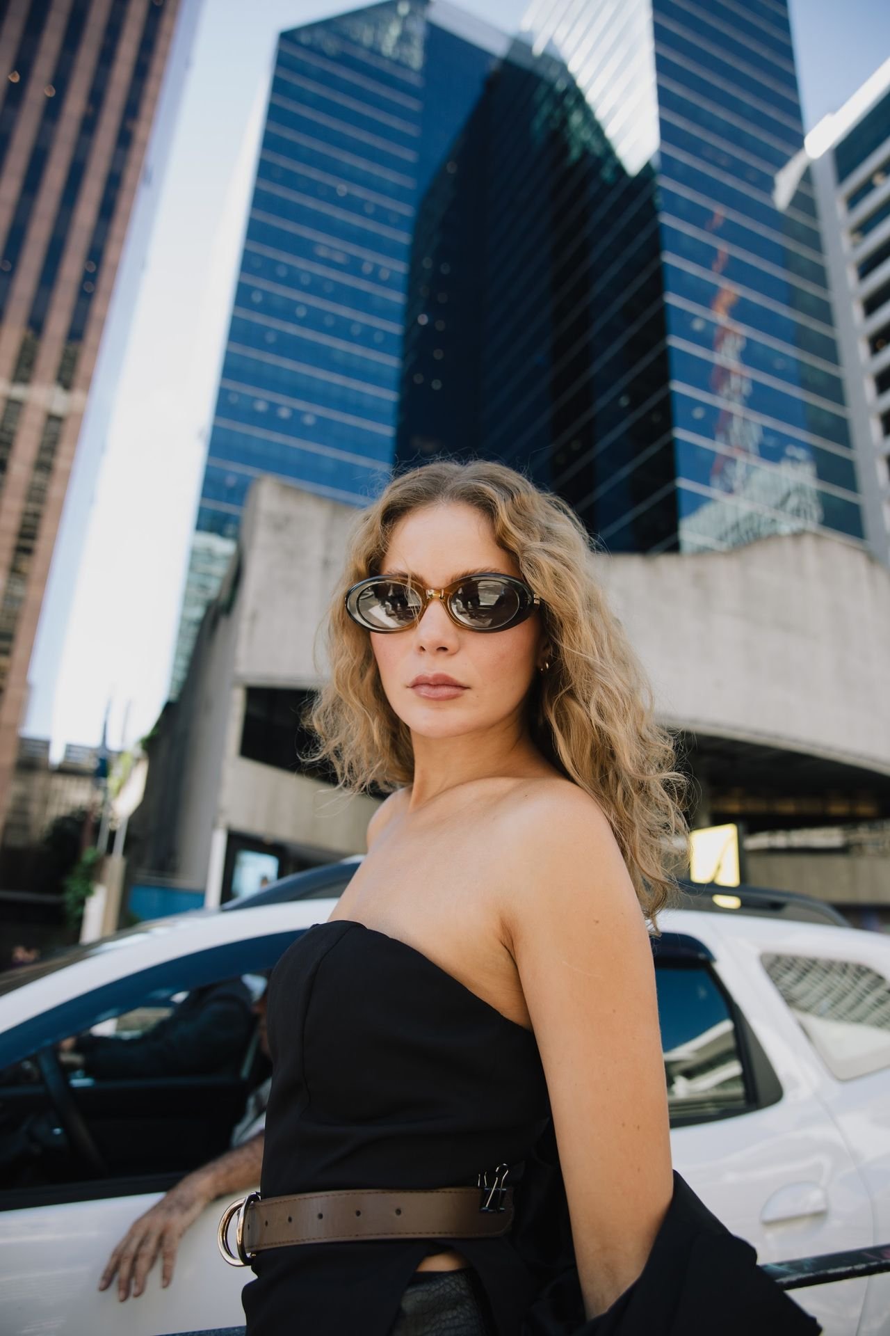 Mulher usando óculos de sol em ensaio urbano na Avenida Paulista